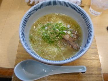 透き通ったスープから鶏の旨味が溢れだすラーメン とりそば太田