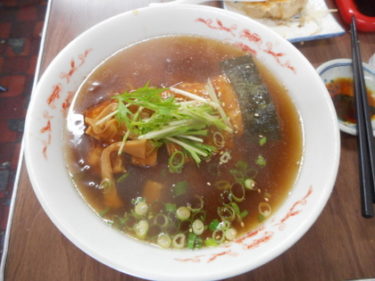 アツアツトロトロの排骨麺は甘めのスープ 華楽
