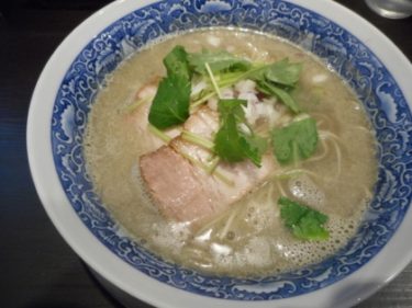 ギラギラしたスープがたまらない濃厚煮干ラーメン 弥栄(いやさか)